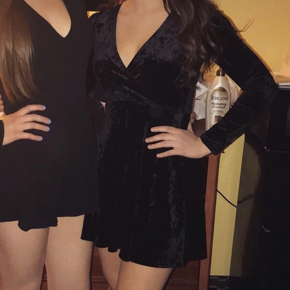 FOREVER 21 BLACK VELVET DRESS - Picture 3 of 3